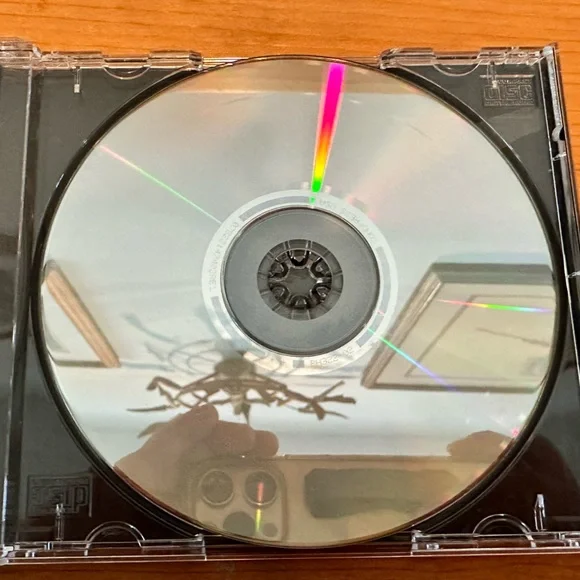 Autographed Avril Lavigne. Let Go CD - Picture 5 of 5